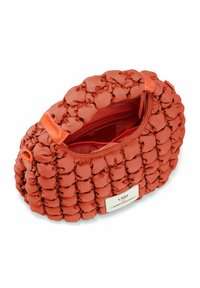 Borsa a tracolla rossa con texture e design a pouf, con chiusura a zip e tasca interna. Include un'etichetta del marchio metallica sul lato.