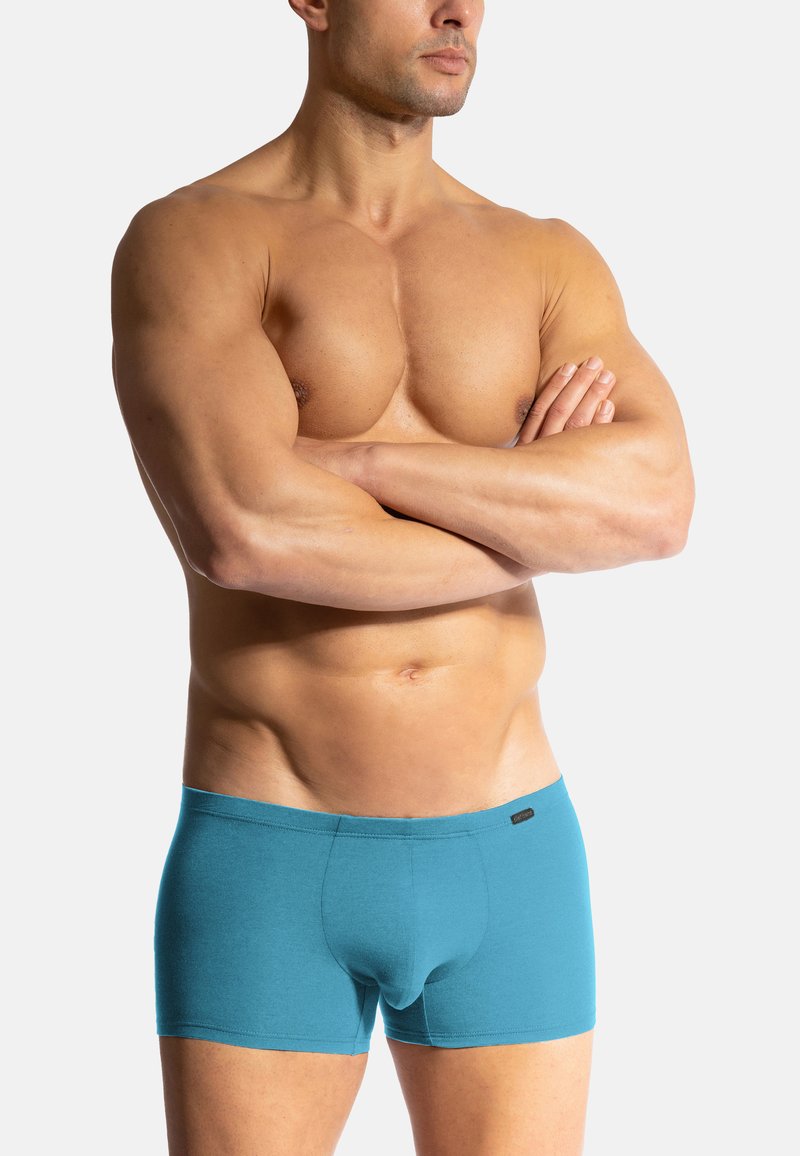 Turkosa herrboxerkalsonger med en slät textur, elastisk midja och en framficka. Den åtsittande designen framhäver formen utan ytterligare mönster.