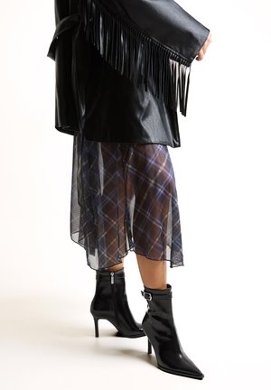 Bershka WITH BUCKLED STRAP - Magassarkú bokacsizmák - black
