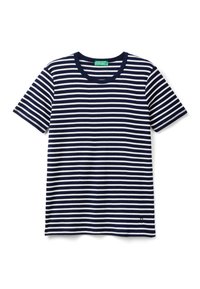 Wojskowo-niebieska bluzka z krótkim rękawem w paski z okrągłym dekoltem i małym logo na dole. Miękka bawełniana tkanina, luźny krój.