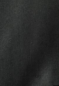 Tela negra texturizada con un patrón de tejido diagonal, que presenta una superficie ligeramente reflectante y un acabado suave.