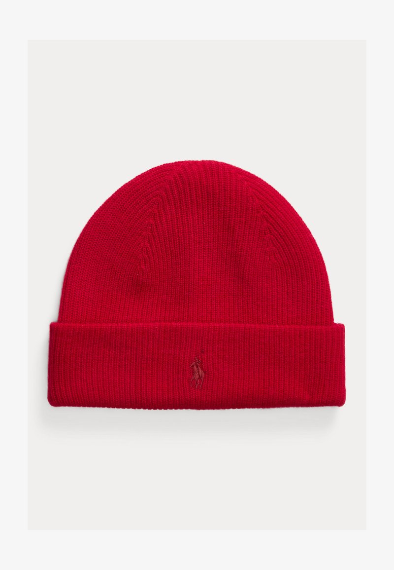 Căciulă tricotată roșie cu textură ribană, cu manșetă pliată și un mic logo brodat în față. Potrivită pentru purtarea casual.