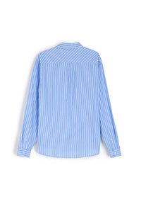 Jasnoniebieska koszula z długimi rękawami w białe pionowe paski, z kołnierzykiem zapinanym na guziki, guzikami przy mankietach oraz plisą z tyłu dla dodatkowego wykończenia.