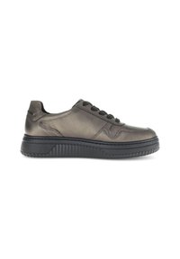 Donkergrijze leren sneaker met zwarte veters en dikke gestructureerde zwarte zool, getoond vanuit de zijkant op een witte achtergrond.