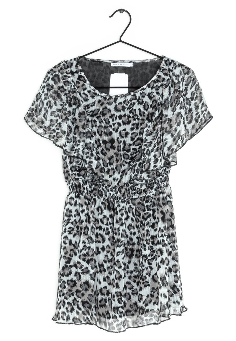 Robe à imprimé léopard noir et gris avec des manches flottantes courtes, une taille smockée et une texture transparente, suspendue à un crochet noir.