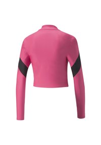 Růžový dlouhý rukáv cropped top s černým diagonálním akcentem na levém rukávu. Vyrobeno z hladké, pružné tkaniny.