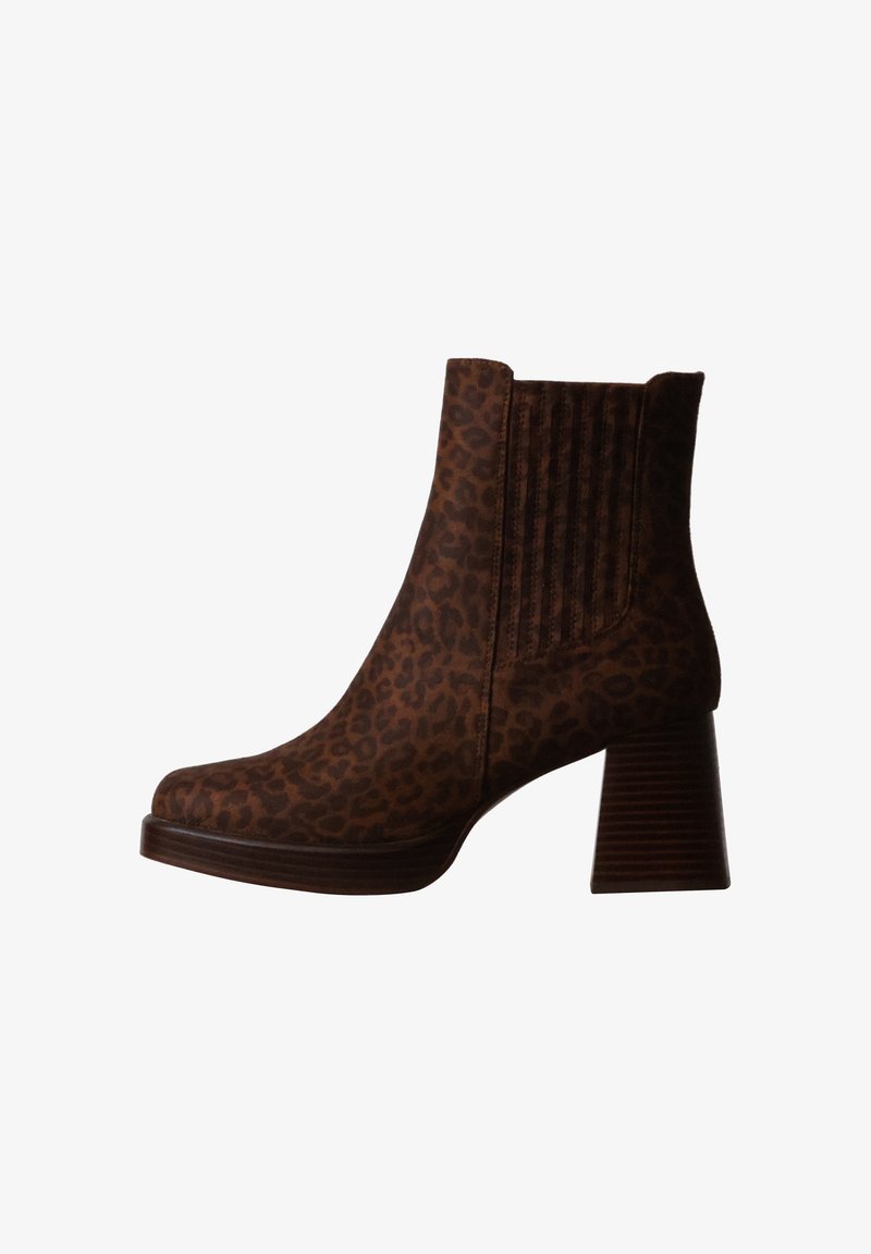 Bottine marron avec motif léopard, panneau latéral élastique et talon épais empilé.