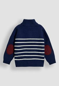 Dunkelblauem Rollkragenpullover mit weißen horizontalen Streifen über der Brust und kastanienbraunen Ellbogenpatches an beiden Ärmeln.