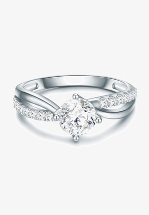 Sølvring med en stor rund centrumsten og mindre aksenter langs en snoet ring, der fremviser en poleret overflade og klare detaljer.