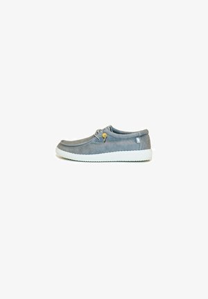 Chaussure bateau en suède gris avec un bout rond, un design à lacets et une semelle en caoutchouc blanche. Présente un petit logo sur le talon et un accent décoratif.