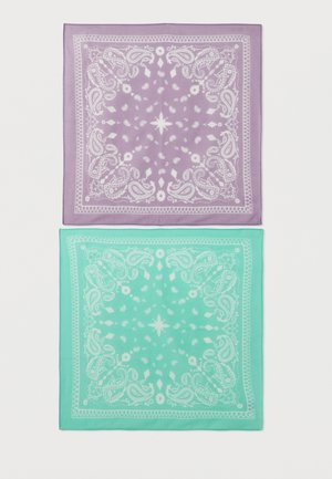 Dva četvrtasta svilena bandana, jedan lavanda boje, a drugi mente zelene, svaki s bijelim paisley i cvjetnim uzorcima sa središnjim motivima zvijezda.
