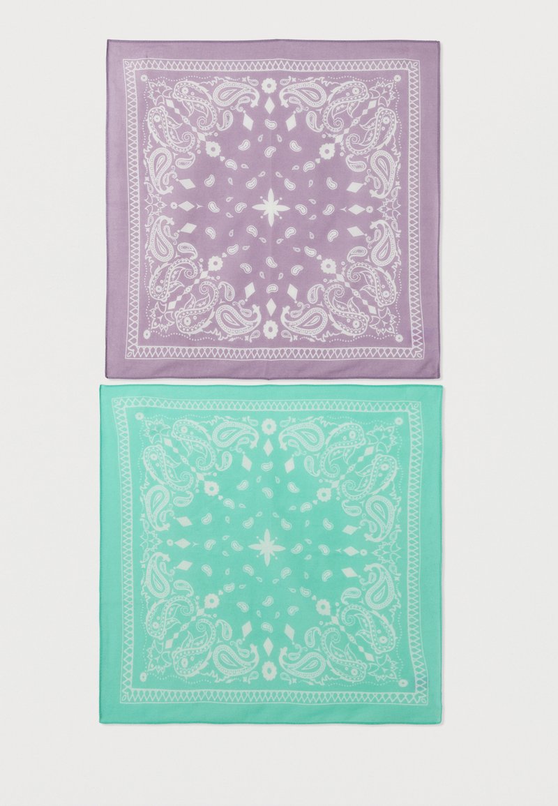 Dos pañuelos de seda cuadrados, uno lavanda y otro verde menta, cada uno con patrones blancos de paisley y florales con motivos centrales de estrellas.
