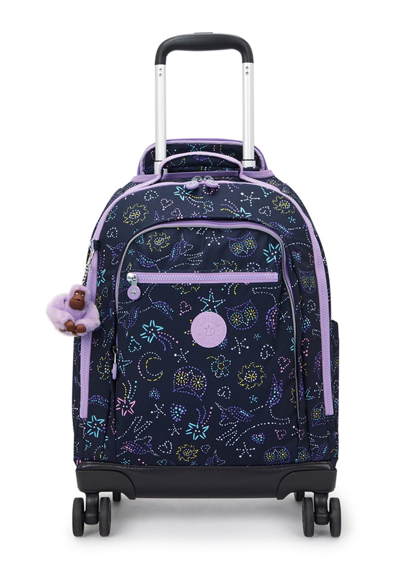Roller-Rucksack aus dunkelblauem Stoff mit bunten Mustern, lila Akzenten und einem abnehmbaren lila Plüschaffen-Schlüsselanhänger. Verfügt über ein ausziehbares Griff und Rollen.