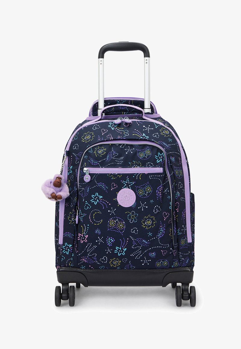 Roller-Rucksack aus dunkelblauem Stoff mit bunten Mustern, lila Akzenten und einem abnehmbaren lila Plüschaffen-Schlüsselanhänger. Verfügt über ein ausziehbares Griff und Rollen.