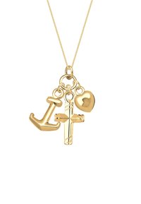 Collier en pendentif en or avec trois charms : une ancre stylisée, une croix torsadée et un cœur brillant. La chaîne est fine et délicate.