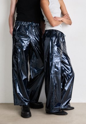 RAIN PANTS WIDE UNISEX - Cargo trousers - spill