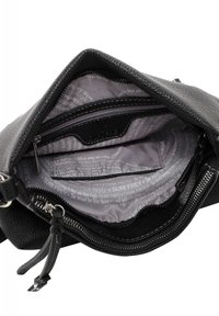 Interno di una borsa in pelle nera testurizzata con una fodera grigio chiaro caratterizzata da motivi di testo ripetuti e una tasca con zip per l'organizzazione.