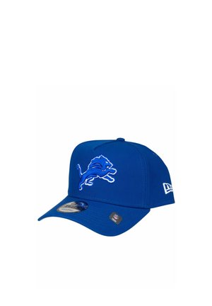 Blaues Baseballcap mit einem aufgestickten, brüllenden Löwen-Emblem auf der Vorderseite und einem weißen Logo auf dem Seitenpaneel.