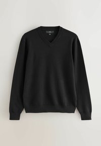 Czarny sweter z dekoltem w serek, wykonany z gładkiego materiału. Posiada długie rękawy oraz ściągacze przy nadgarstkach i na dolnym brzegu. Prosty design bez widocznych wzorów czy akcentów.