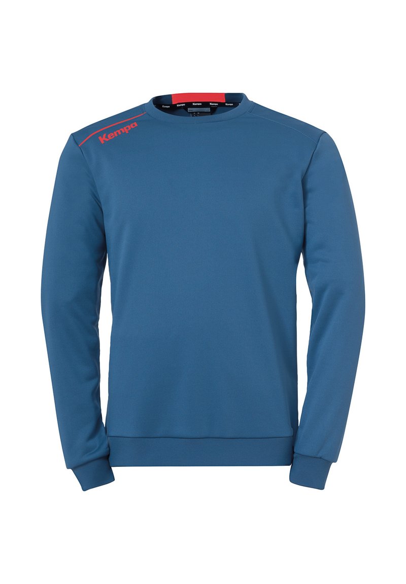Sweat-shirt bleu en tissu doux, avec un col rond, des manches longues et un logo rouge sur l'épaule. Design élégant avec un minimum de détails.