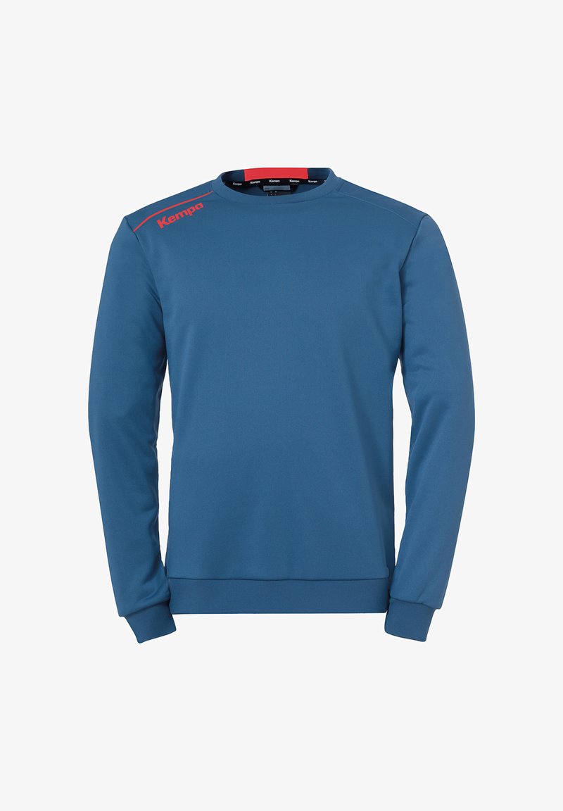 Sweat-shirt bleu en tissu doux, avec un col rond, des manches longues et un logo rouge sur l'épaule. Design élégant avec un minimum de détails.