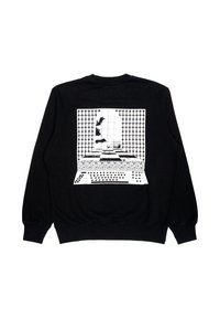 Schwarzer Sweatshirt mit einem Grafikdruck auf der Rückseite. Das Design umfasst ein kariertes Muster und eine weiße Silhouette. Reguläre Passform.