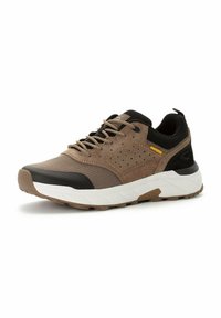 Herrensportschuh mit einem Obermaterial aus braunem Wildleder und Mesh, schwarzen Akzenten, runden Schnürsenkeln und einer weißen, strukturierten Gummisohle.