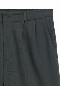 Donkergrijze op maat gemaakte broek met een knoopsluiting, plooien en zijzakken, gemaakt van een gestructureerde stof.