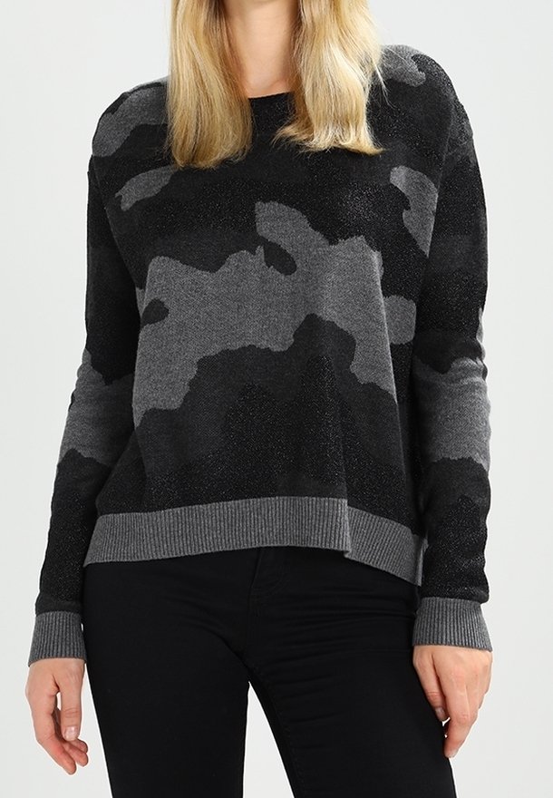 Černý a šedý svetr s maskáčovým vzorem, s žebrovanými manžetami a lemem, vyrobený z texturovaného materiálu, volný střih, rukávy délky do poloviny paže.