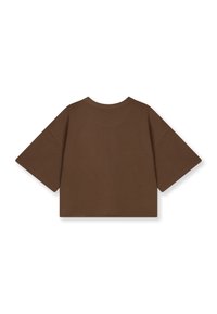 Camiseta corta de manga corta de color marrón, de corte holgado, con cuello redondo, mostrada plana desde atrás sobre un fondo blanco.