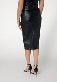 Guess MIDI  - Falda de tubo - nero