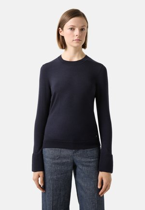 Marineblauer Strickpullover mit langen Ärmeln und gerippten Bündchen, mit Rundhalsausschnitt und einem dezenten Logo-Detail am Saum.