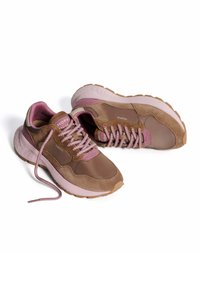Zapatillas marrones y rosas con una parte superior de ante texturizado, cordones rosas y una suela de un rosa claro. Presenta detalles del logo en el costado.