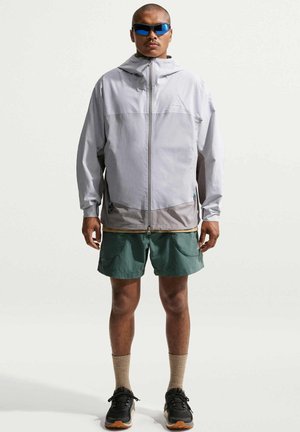 Nike Sportswear NIKE SPORTSWEAR MEN'S STORM-FIT ADV RAIN JACKET ACG 'MORPHO' - Outdoorjakke - photon dust college grey summit white