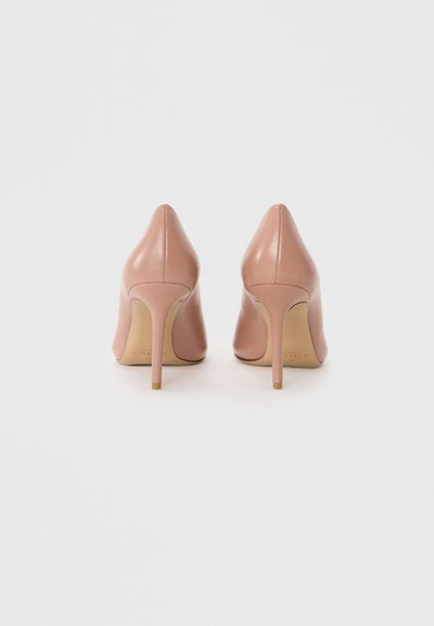 Nude ādas augstpapēžu kurpes ar norādītu purngalu un stiletto papēdi. Gluda tekstūra ar minimālistisku dizainu un diskrētu zīmolu uz zoles.
