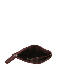 Braune Stofftasche mit Reißverschluss und strukturierten Oberflächen, ausgestattet mit einer kleinen Lederschlaufe und einem leeren Fach für Münzen oder kleine Gegenstände.