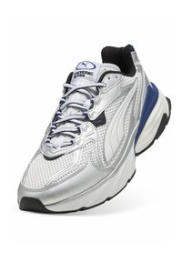 Chaussure de course Puma Nitro blanche et argentée avec des accents bleus, tige en mesh et doublure intérieure noire, inclinée pour montrer les détails des lacets et de la semelle.