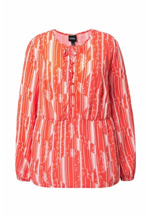 Blusa corallo a maniche lunghe con righe verticali bianche e motivi astratti, chiusura frontale con bottoni e vita raccolta con un piccolo fiocco al collo.