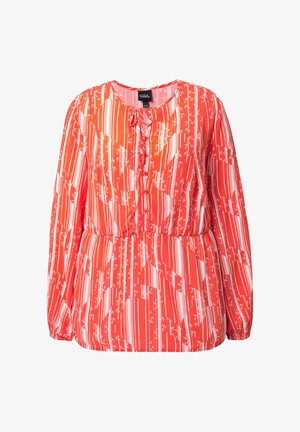 Blusa corallo a maniche lunghe con righe verticali bianche e motivi astratti, chiusura frontale con bottoni e vita raccolta con un piccolo fiocco al collo.