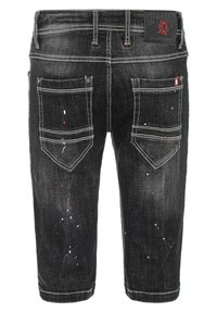 Schwarze Denim-Shorts mit einem distressed Design, versehen mit weißen und roten Farbspritzern, fünf Taschen und kontrastierendem weißen Nähten.