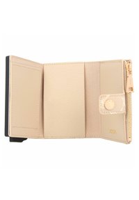Beige portemonnee gemaakt van gestructureerd leer, met een ritsvak, gouden hardware en meerdere kaartsleuven. Gladde binnenvoering.