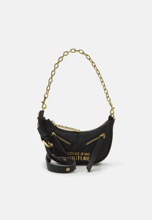 Czarna torebka w kształcie półksiężyca z złotymi zamkami błyskawicznymi, łańcuchowym uchwytem, odpinanym czarnym paskiem i logo "Versace Jeans Couture" w złotych literach.