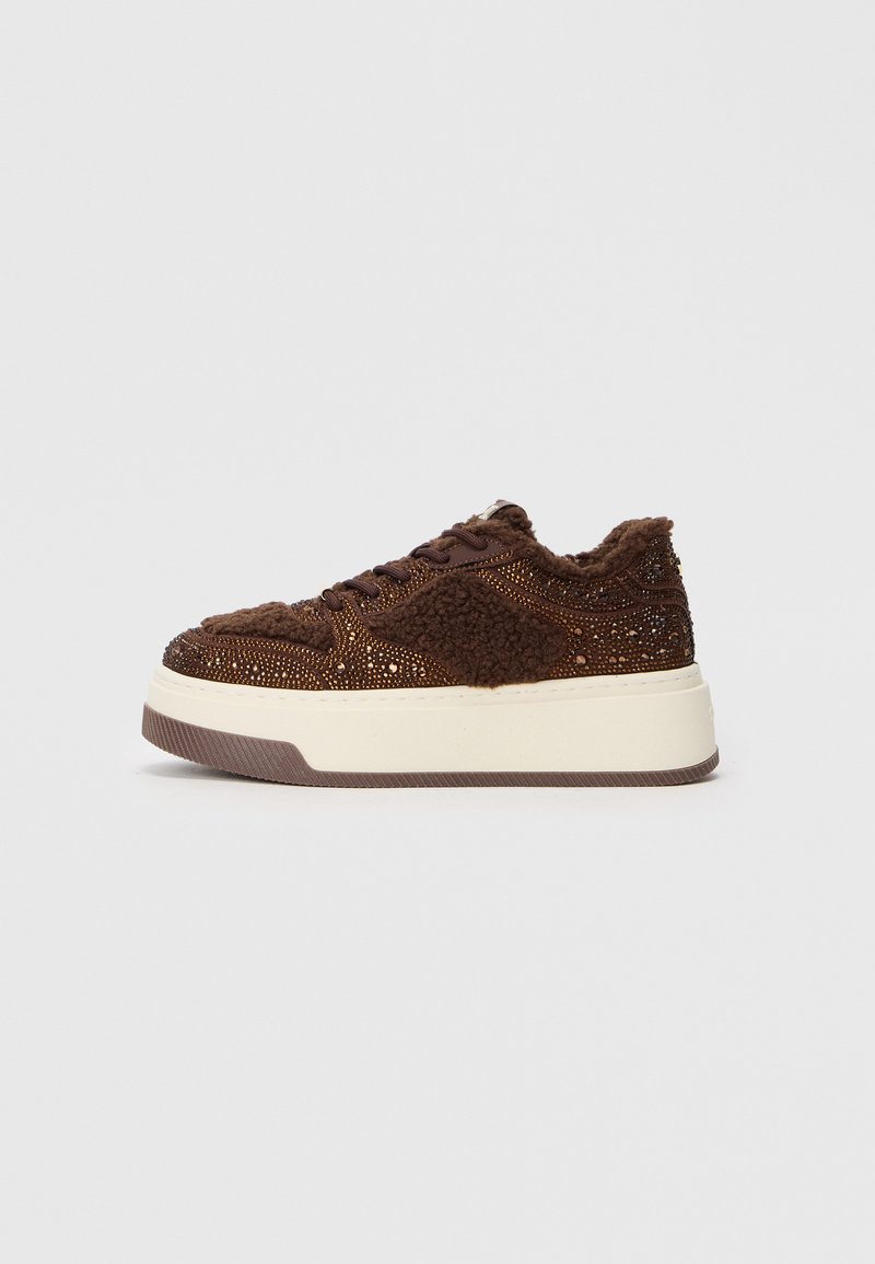 Baskets plateformes marron en tissu texturé avec des accents scintillants, un col moelleux et une semelle en caoutchouc durable.