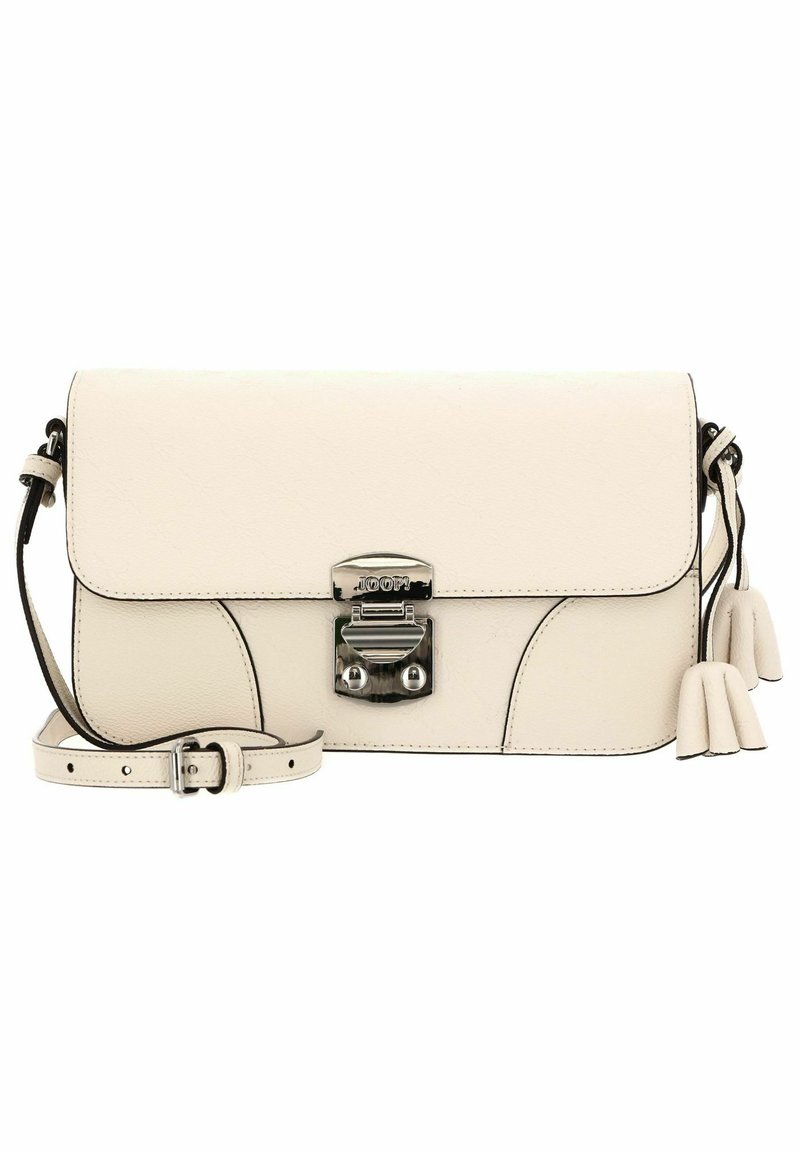 Borsa a tracolla in pelle crema con chiusura a patta e hardware argentato. Presenta una fibbia prominente e frange decorative sui lati.
