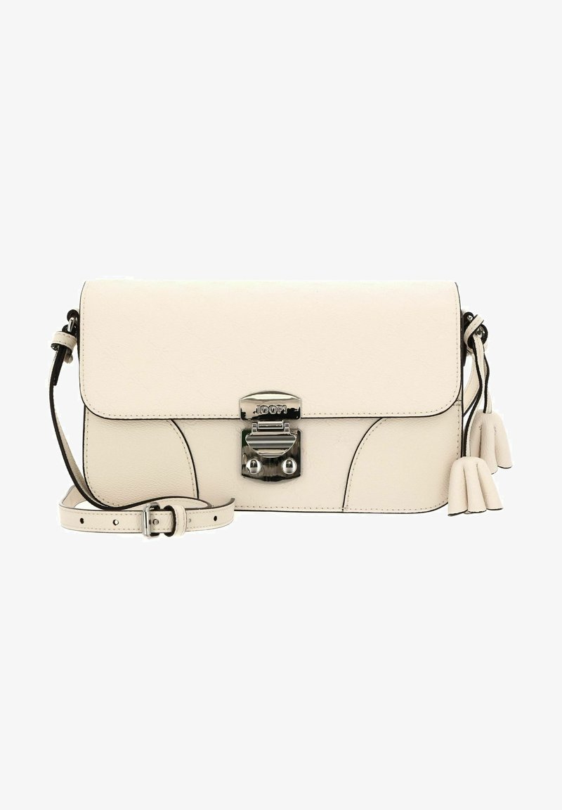 Borsa a tracolla in pelle crema con chiusura a patta e hardware argentato. Presenta una fibbia prominente e frange decorative sui lati.