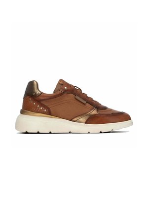 Zapatilla marrón de cuero y ante con detalles metálicos, suela blanca gruesa, diseño con cordones y pequeños adornos de tachuelas cerca del talón.