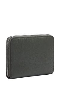 Portfel zamykany na zamek błyskawiczny wykonany z teksturowanej ciemnozielonej skóry. Posiada srebrny zamek i zaokrąglone krawędzie, kompaktowy, prostokątny kształt ułatwiający przenoszenie.