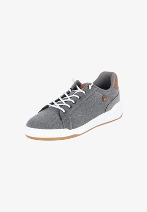 Grauer Stoff-Sneaker mit weißen Schnürsenkeln, weißer Sohle, Gummiaußensohle und braunen Lederakzenten an Ferse und Zunge.