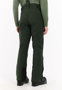 Groene waterdichte broek met verstelbare banden, een slank ontwerp, zijritsen en een duurzame stof, geschikt voor buitenshuis activiteiten.