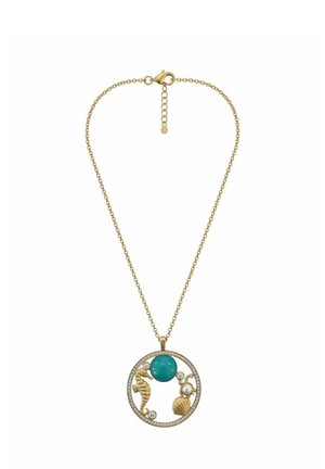Collier chaîne en or avec un pendentif circulaire ornée d'une pierre turquoise, d'un hippocampe, d'un coquillage, d'une perle et de petits cristaux clairs.